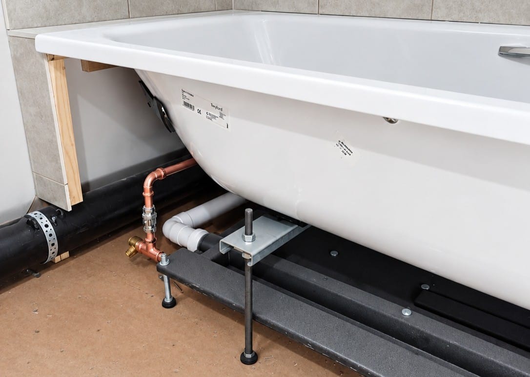 goldthorns-easyfit-bath-installation Easyfit+ WWHRS positioned beneath the bath, showing how WWHRS can be incorporated into an existing bathroom refurbishment.